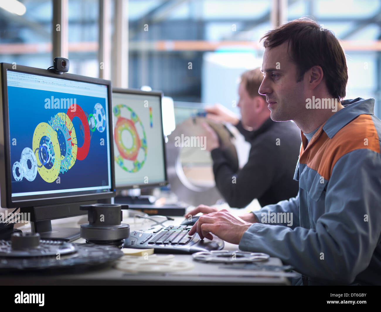 I progettisti di frizioni industriali utilizzando software CAD Foto Stock