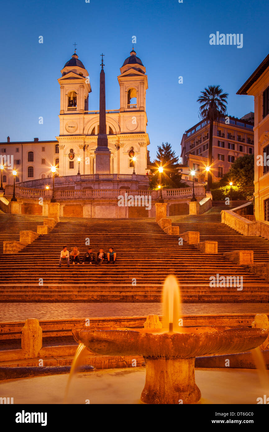 Cinque amici rilassante appena prima dell'alba alla Scalinata di piazza di Spagna sotto chiesa di Trinità dei Monti, Roma Lazio Italia Foto Stock