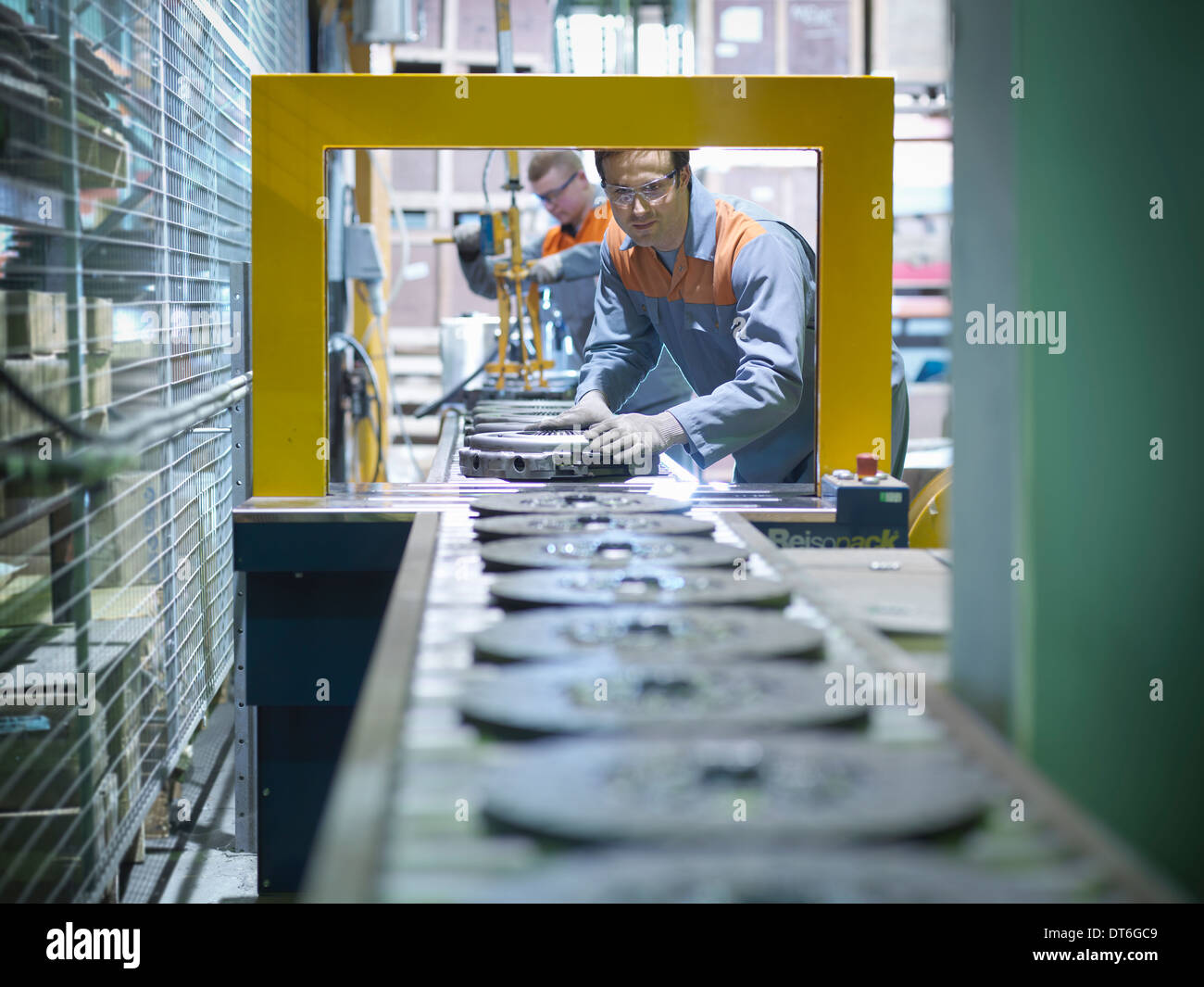 I lavoratori sulla linea di produzione industriale in fabbrica della frizione Foto Stock
