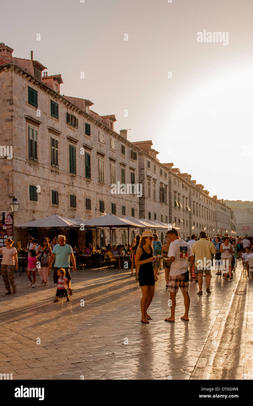 Tramonto sulla strada principale della città vecchia Foto Stock