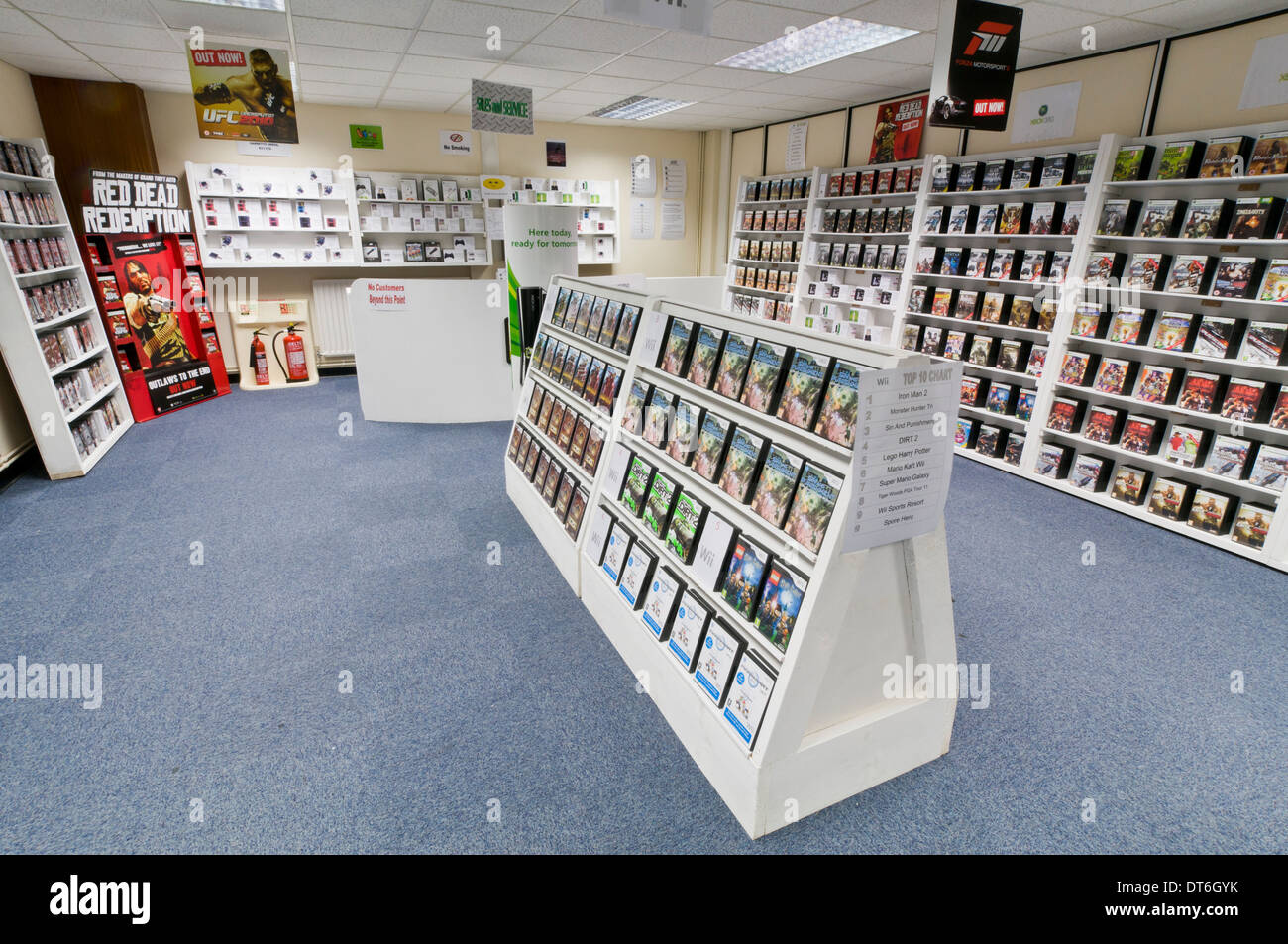 Multi media store - DVD, giochi PC, CD musicali con nessun assistente o clienti. Foto Stock
