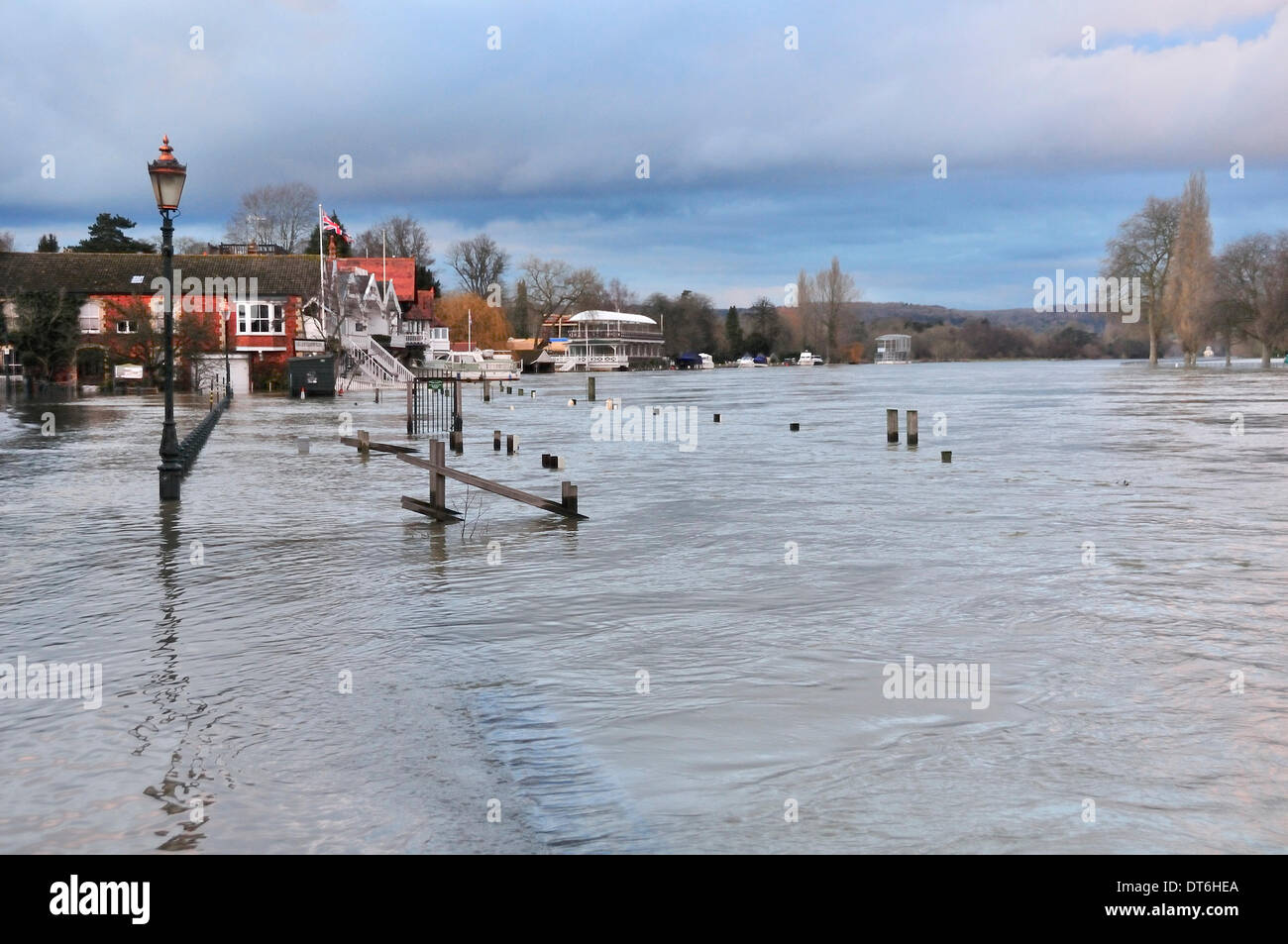 Henley-on-Thames, Oxfordshire, Regno Unito - 10 febbraio 2014. Il fiume il Tamigi ha scoppiare le sue banche e allagato strade lungo il fiume nella citta'. Con precipitazioni più previsto il fiume potrebbe crescere ulteriormente più avanti nel corso della settimana. Credito: Wendy Johnson/Alamy Live News Foto Stock