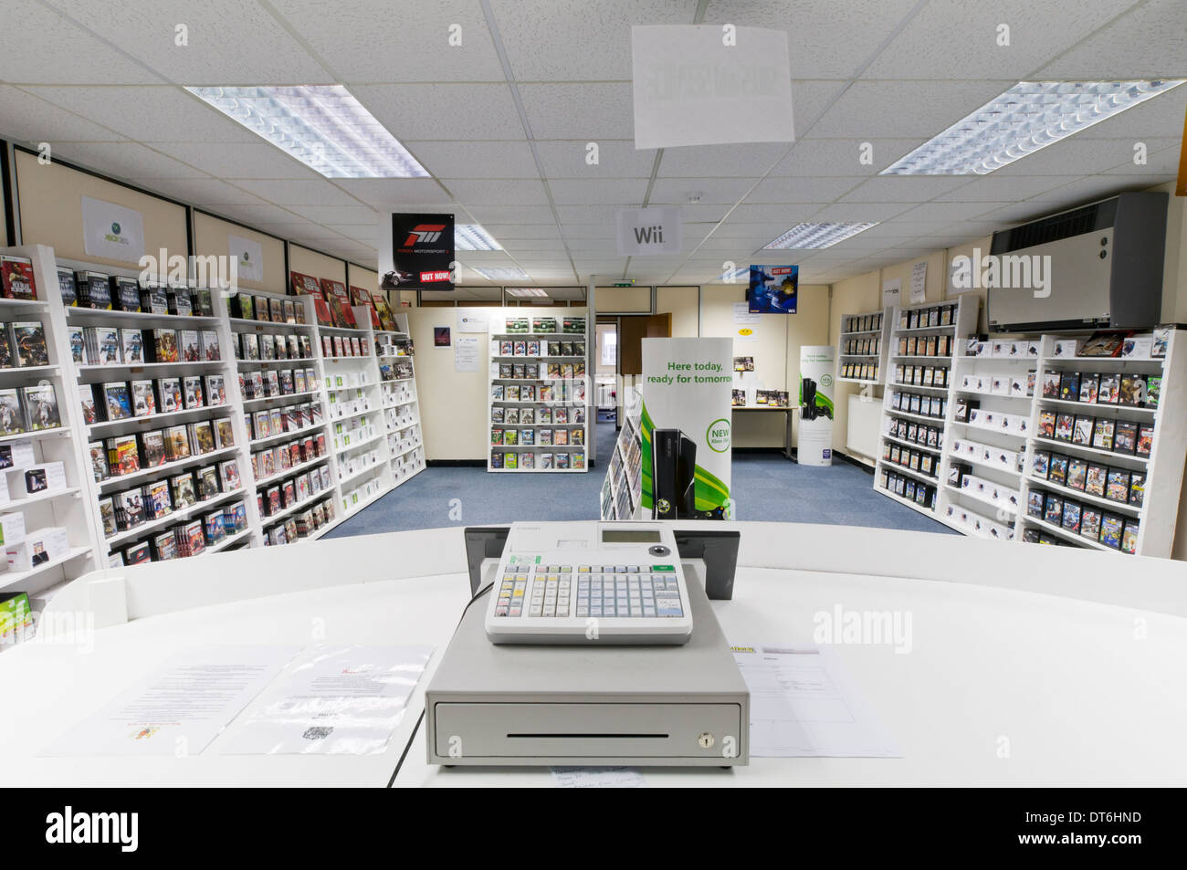 Multi media store - DVD, giochi PC, CD musicali con nessun assistente o clienti. Foto Stock