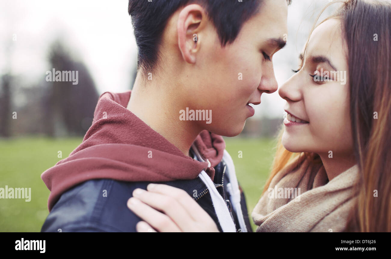 Primo piano immagine romantica di coppia giovane nel parco. Asian teenage matura circa a baciare gli uni con gli altri mentre all'aperto su una data. Foto Stock