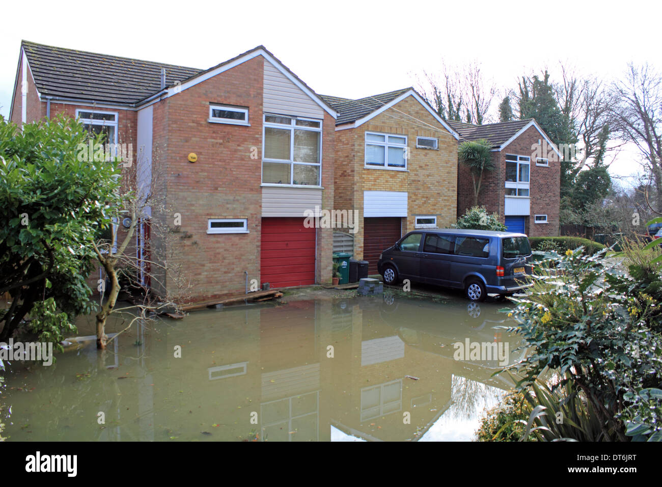 Lower Sunbury, Surrey, Inghilterra, Regno Unito. Il 10 febbraio 2014. Dopo le eccezionali livelli di pioggia in tutto il Regno Unito, il fiume Tamigi ha scoppiare le sue banche in molti luoghi in Surrey. Qui in Lower Sunbury molte case sono state inondate. Credito: Julia Gavin/Alamy Live News Foto Stock