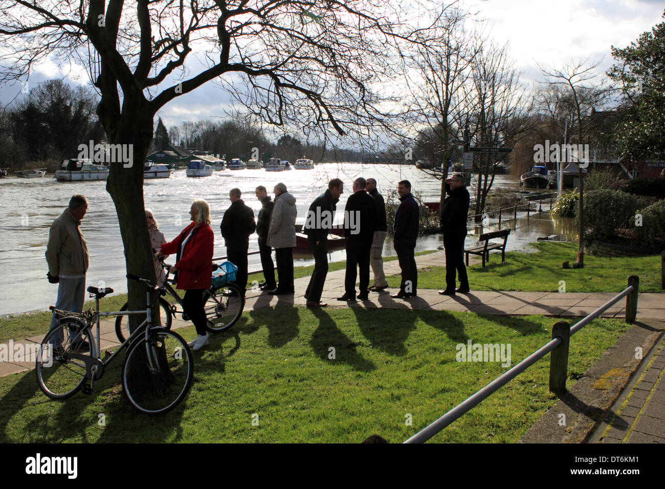 Lower Sunbury, Surrey, Inghilterra, Regno Unito. Il 10 febbraio 2014. Dopo le eccezionali livelli di pioggia in tutto il Regno Unito, il fiume Tamigi ha scoppiare le sue banche in molti luoghi in Surrey. Qui in Lower Sunbury persone locali sono la visualizzazione delle inondazioni dal Tamigi percorso che è sotto molti piedi di acqua. Credito: Julia Gavin/Alamy Live News Foto Stock