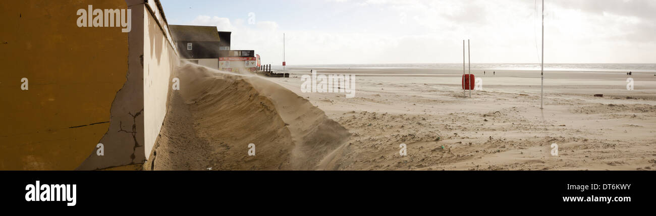 Camber Sands Inghilterra tempesta di sabbia di vento giornata di sole Foto Stock