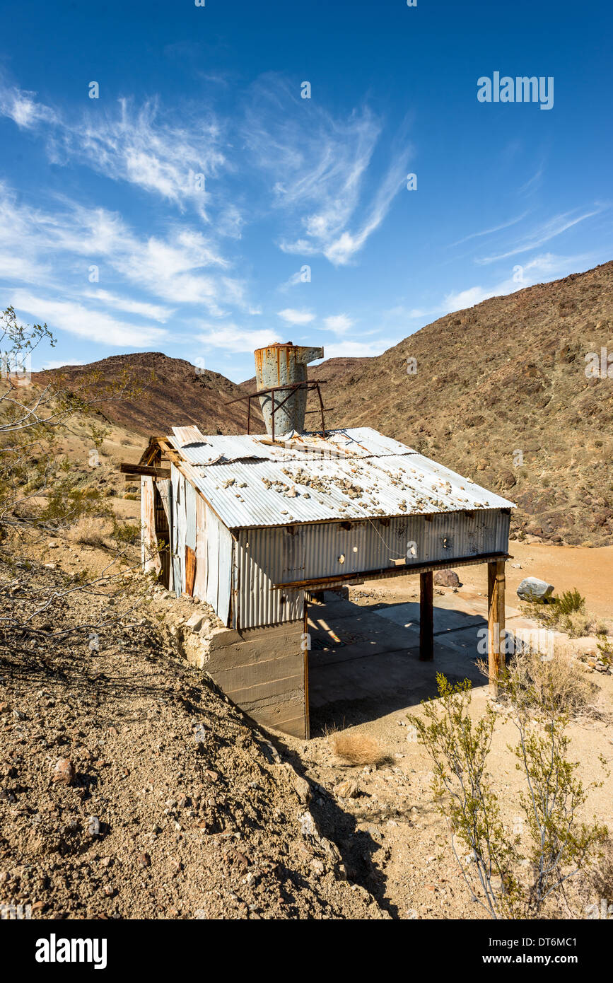Abbandonata la costruzione industriale nella Death Valley, Stati Uniti d'America Foto Stock