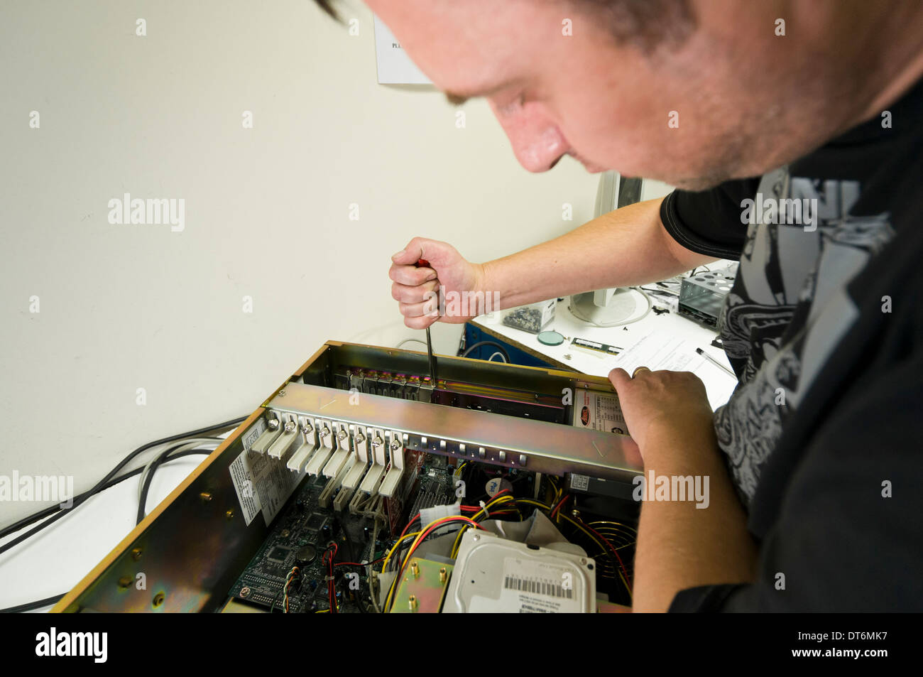 La riparazione di un computer tecnico al lavoro Foto Stock