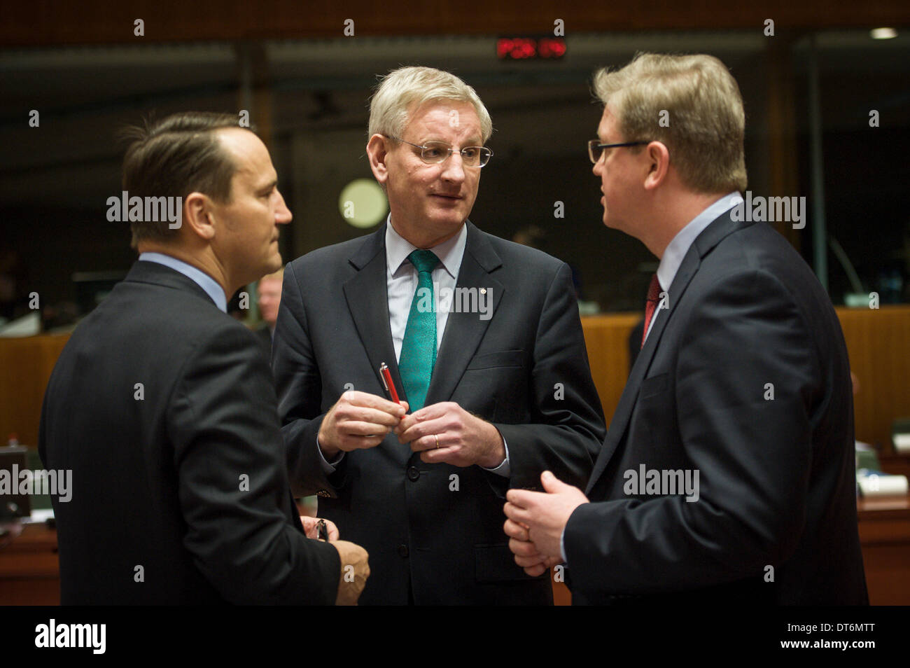 Bruxelles, Belgio. 10 Febbraio, 2014. (L-R) ministro degli affari esteri polacco Radoslaw Sikorski, ministro degli Affari esteri svedese Karl Bildt e il Commissario per l'allargamento e la politica europea di vicinato Stefan Fuele durante un Consiglio dei ministri degli Affari esteri riuniti in sede UE a Bruxelles in Belgio su 10.02.2014 ministri degli esteri si sono incontrati per discutere il partenariato orientale, i recenti eventi in Ucraina e il referendum svizzero sulla libertà di circolazione, tra gli altri argomenti. da Wiktor Dabkowski/dpa/Alamy Live News Foto Stock