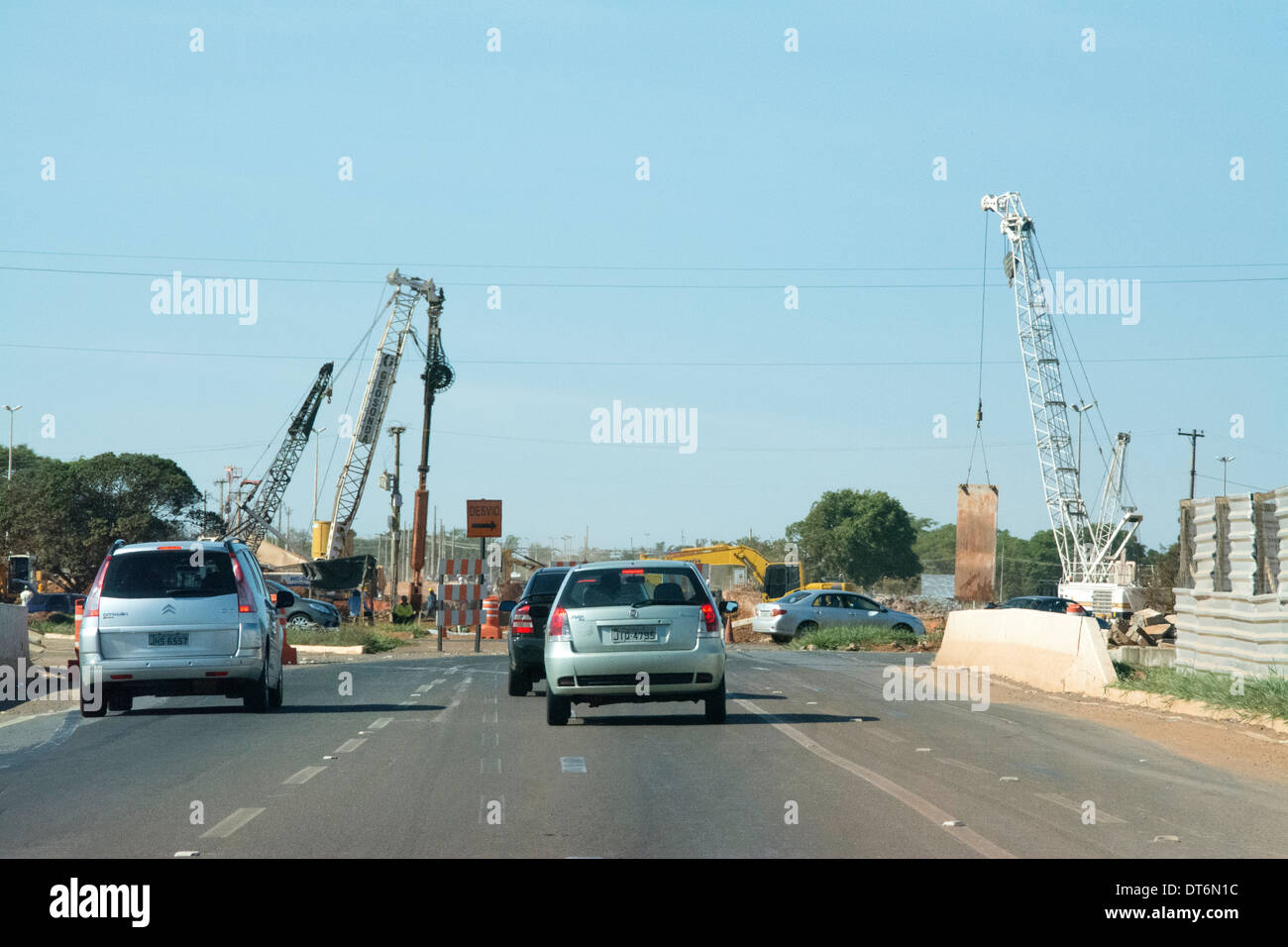 Una nuova strada in costruzione a Brasilia-Presidente Juscelino Kubitschek dall'Aeroporto Internazionale di Brasilia, Brasile Foto Stock