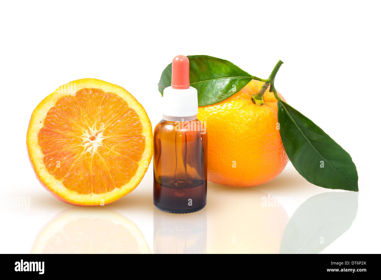 Arancione con foglie verdi e una bottiglia con contagocce isolato su uno sfondo bianco. Medicina alternativa nozione Foto Stock