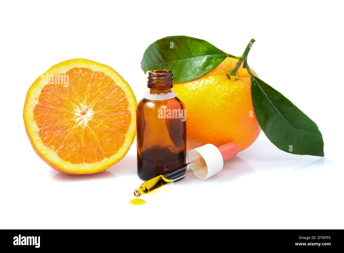 Arancione con foglie verdi e una bottiglia con contagocce isolato su uno sfondo bianco. Medicina alternativa nozione Foto Stock