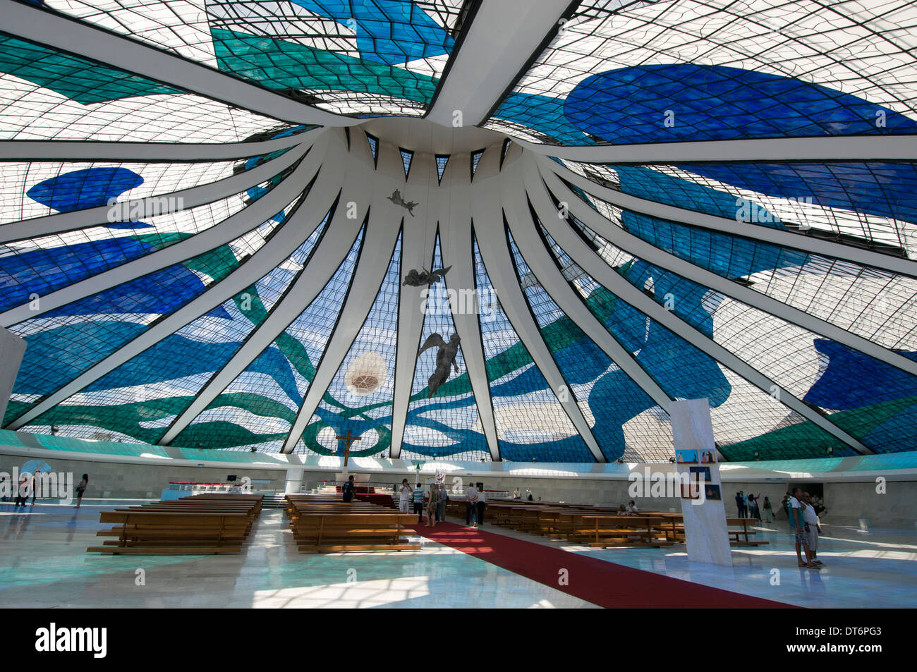 Interno con figure di angelo sospendenti nella cappella sotto-terra di La Cattedrale Metropolitana di Brasilia di nostra Signora Aparecida (Cattedrale di Brasilia) Foto Stock