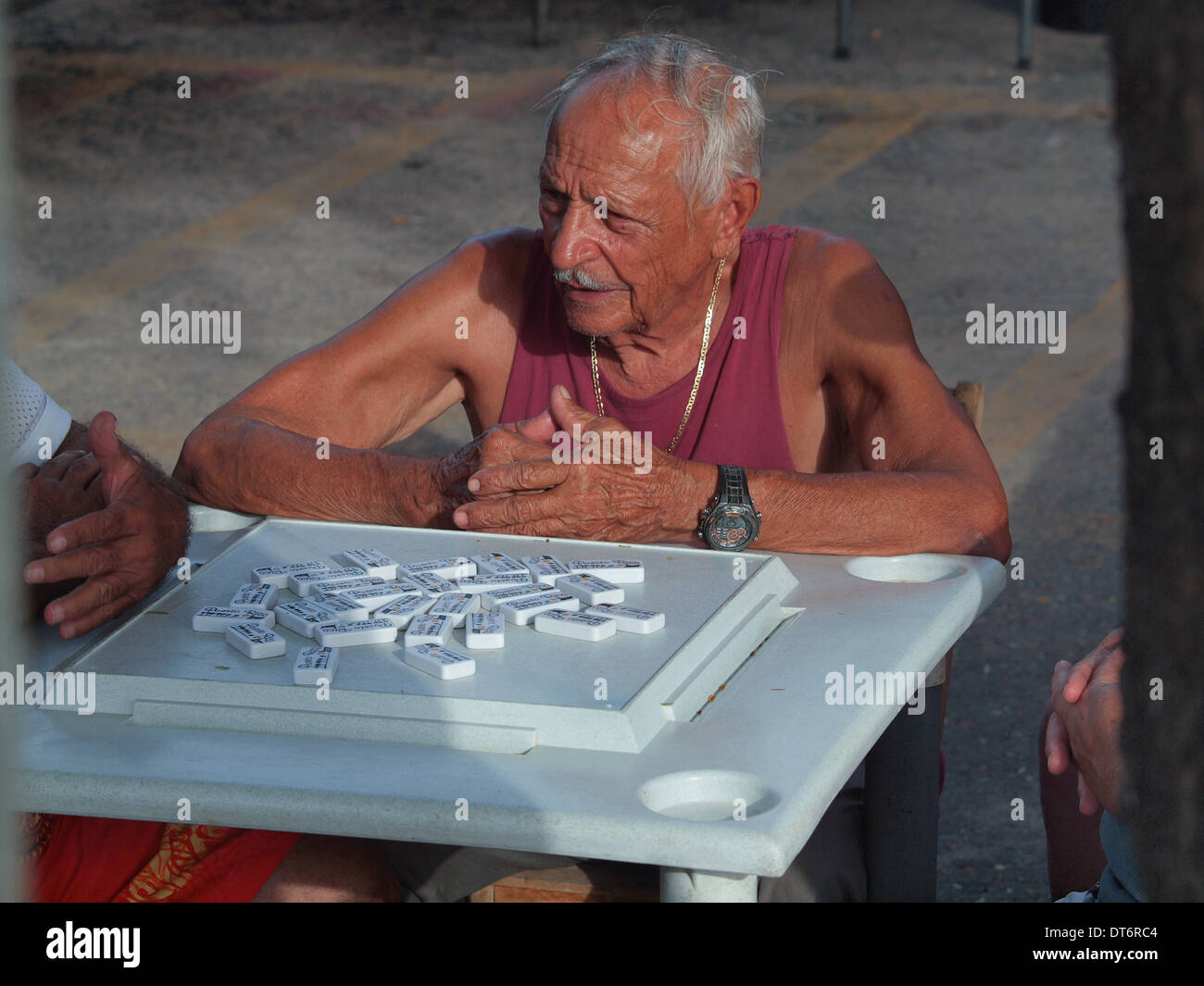 Un gentiluomo GIOCA Domino in Aguadilla, Puerto Rico Foto Stock