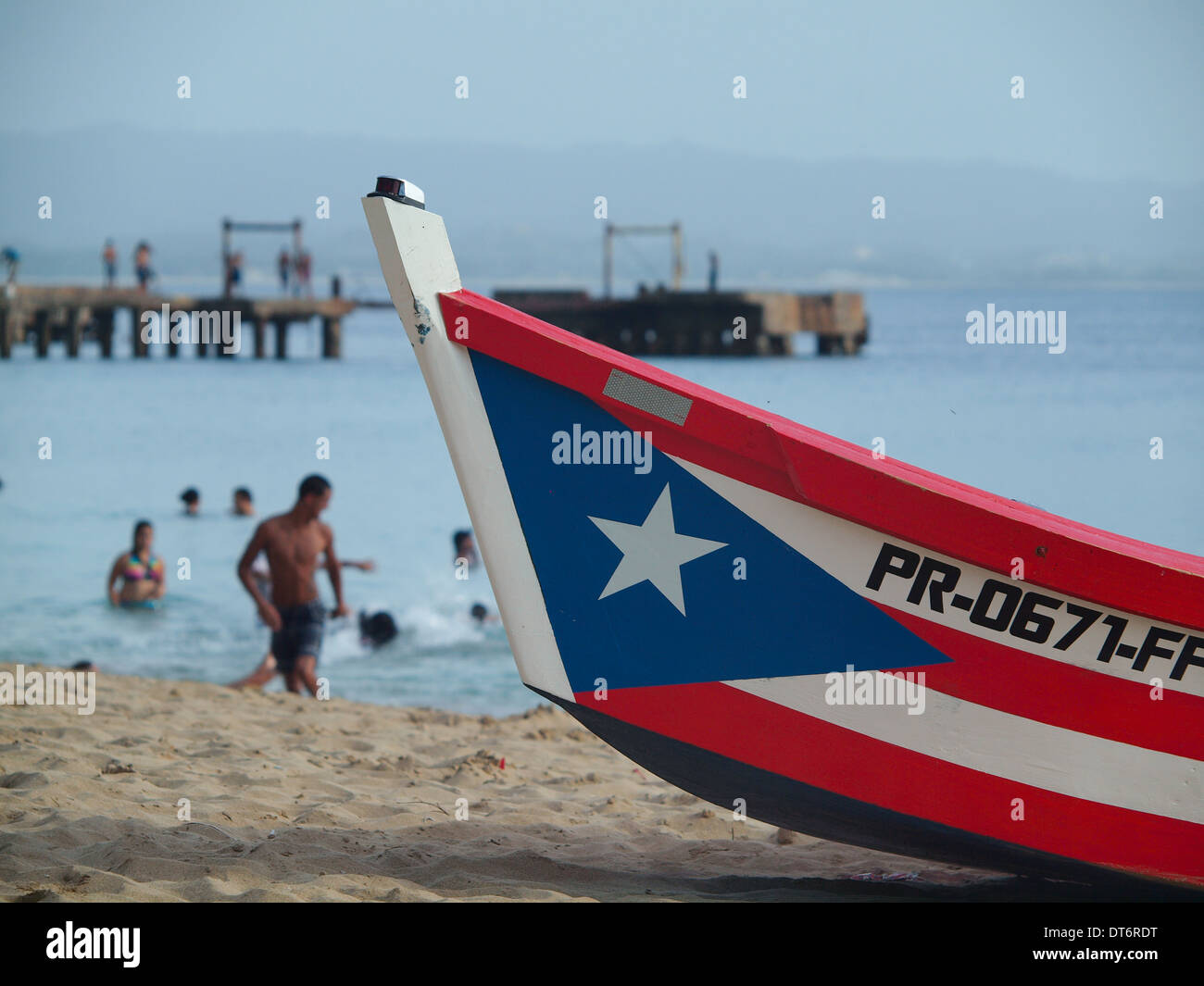 Yola al crash barca spiaggia, Puerto Rico Foto Stock