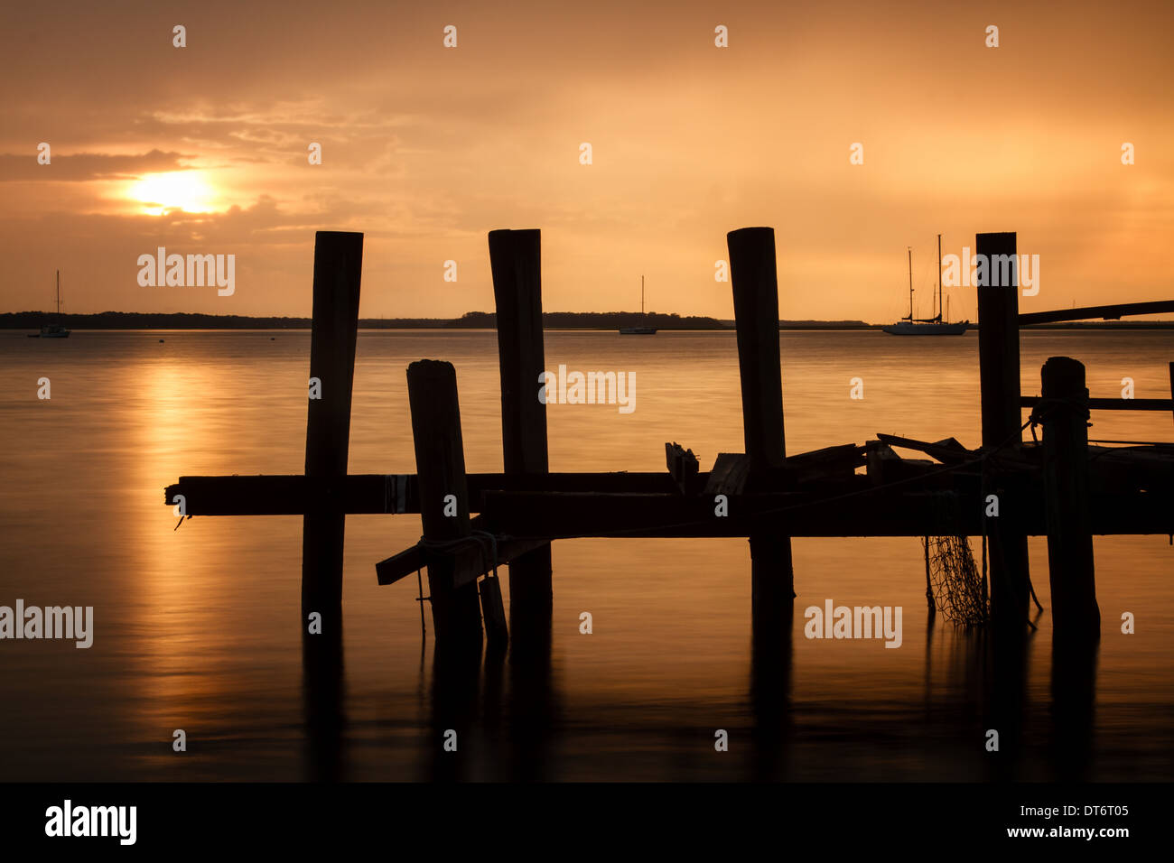 Alta Marea tramonto al vecchio Fernandina Dock sul Amelia Island in Florida. Foto Stock