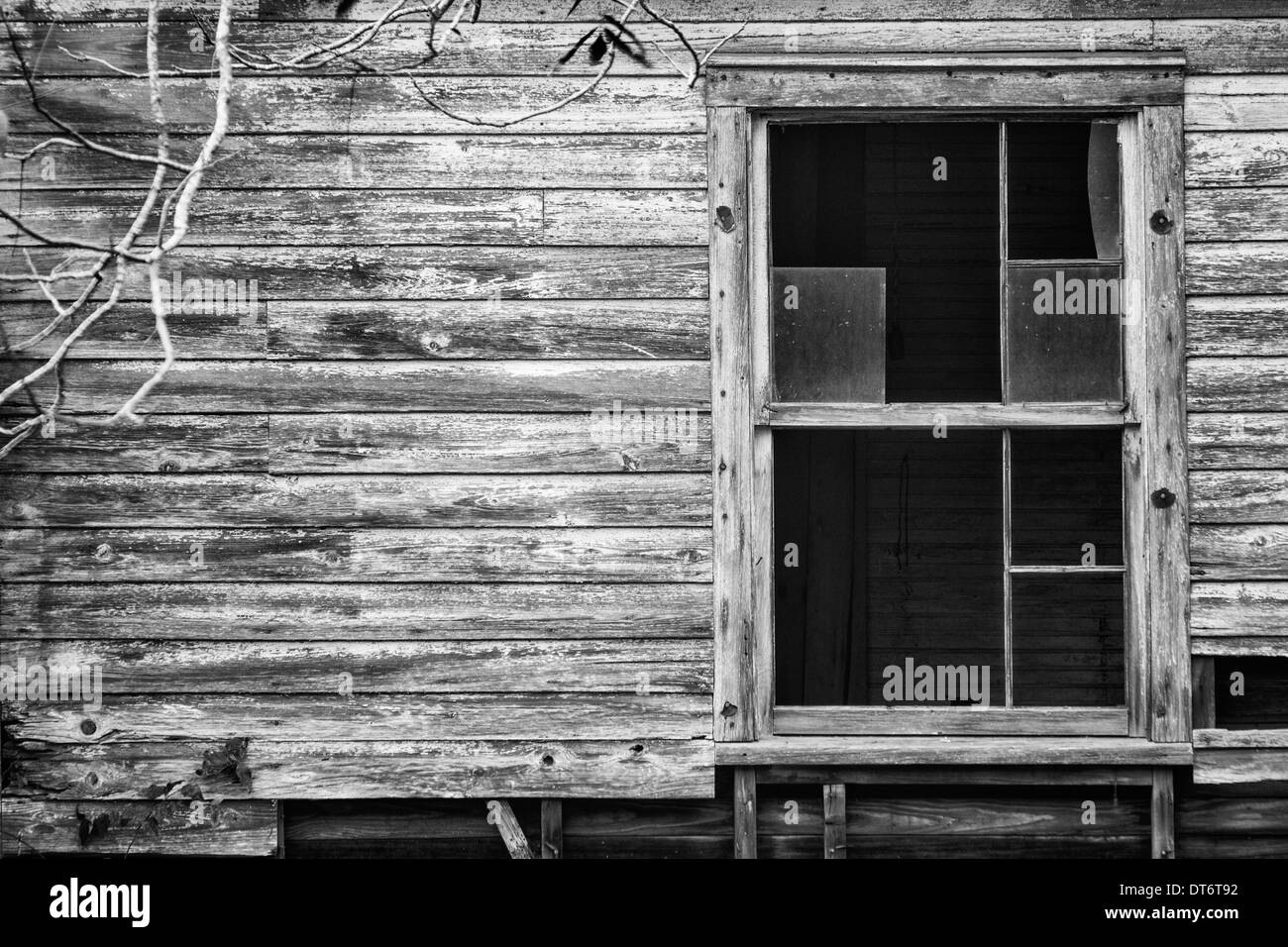 Finestra rotta in una casa sgangherato in Fernandina Beach, Florida. Convertito in bianco e nero. Foto Stock