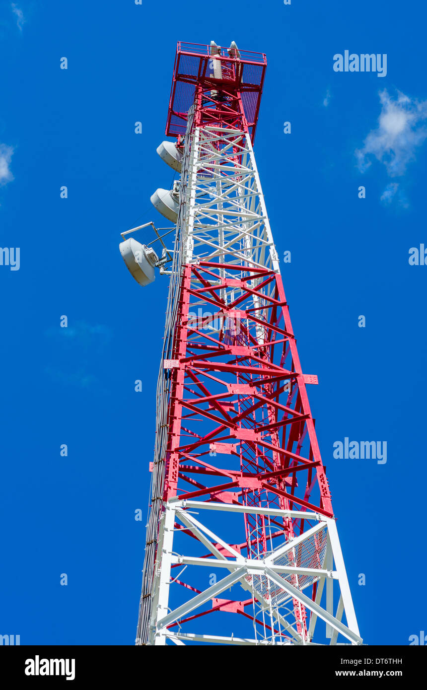 Torre di comunicazione contro il cielo blu di close-up, trasmettitore gsm Foto Stock