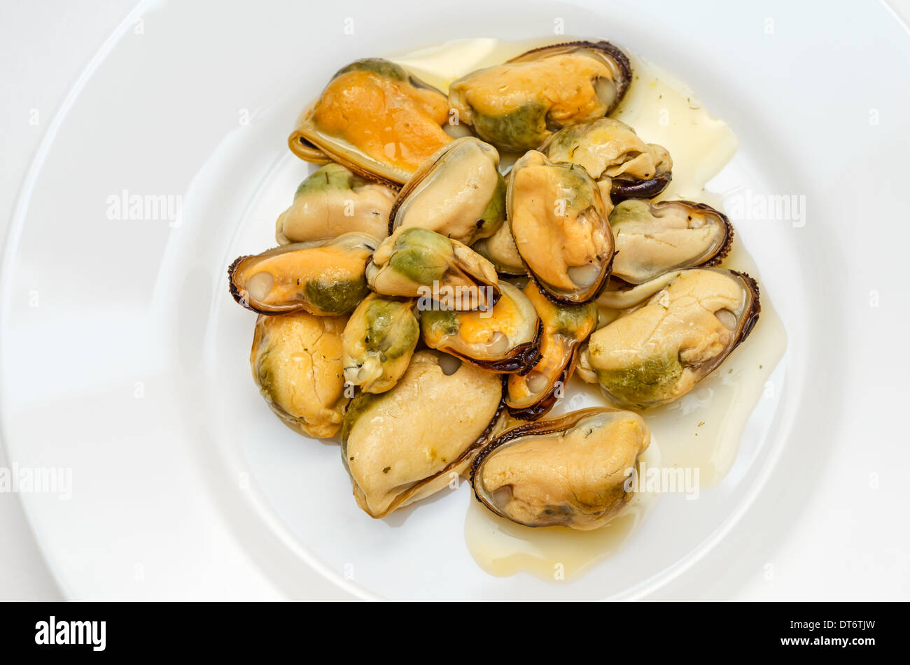 Vista superiore della piastra bianca piena di cozze cotte Foto Stock