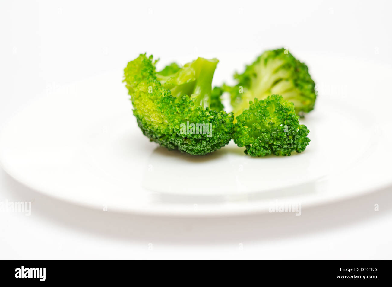 Cibo sano. Bollito di broccoli sulla piastra bianca. Foto Stock