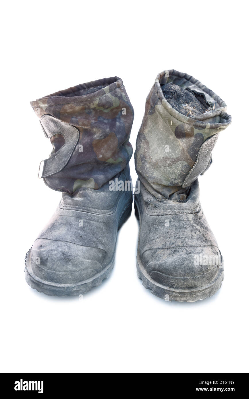 Coppia di vecchio e sporco stivali da lavoro isolato Foto Stock