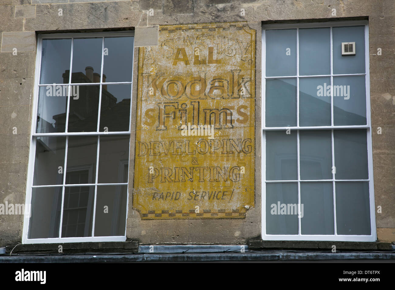 Il vecchio dipinto di cartelli pubblicitari per Kodak su un edificio in Bath Street ,Frome, Somerset Foto Stock