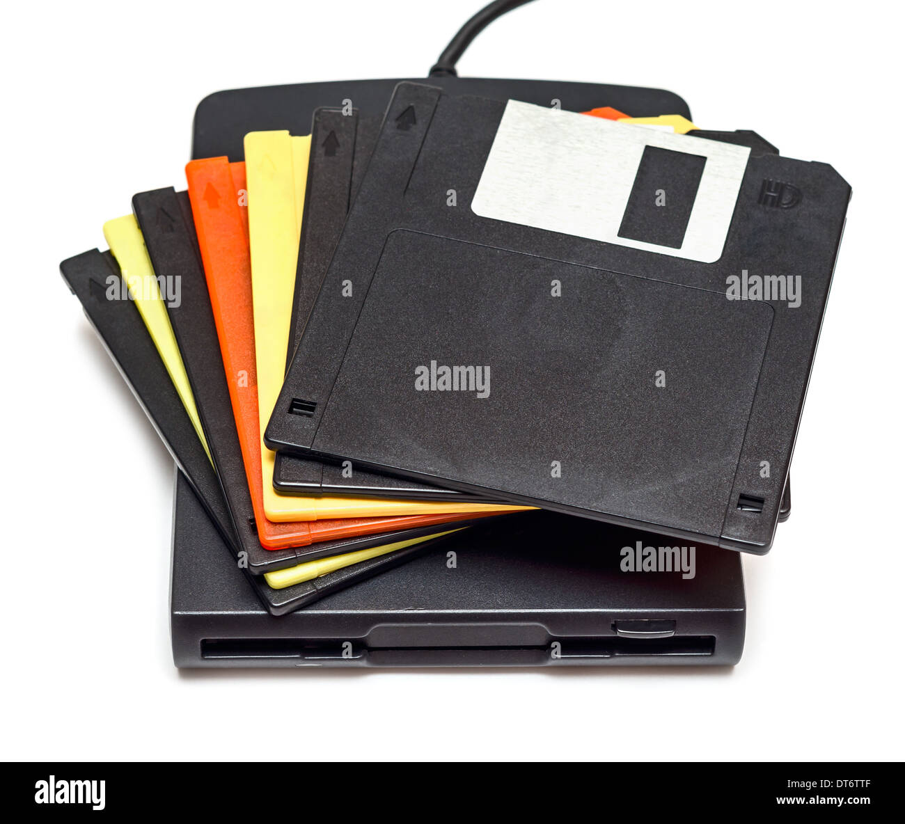 Unità floppy disk USB esterna con dischi isolati su sfondo bianco Foto Stock