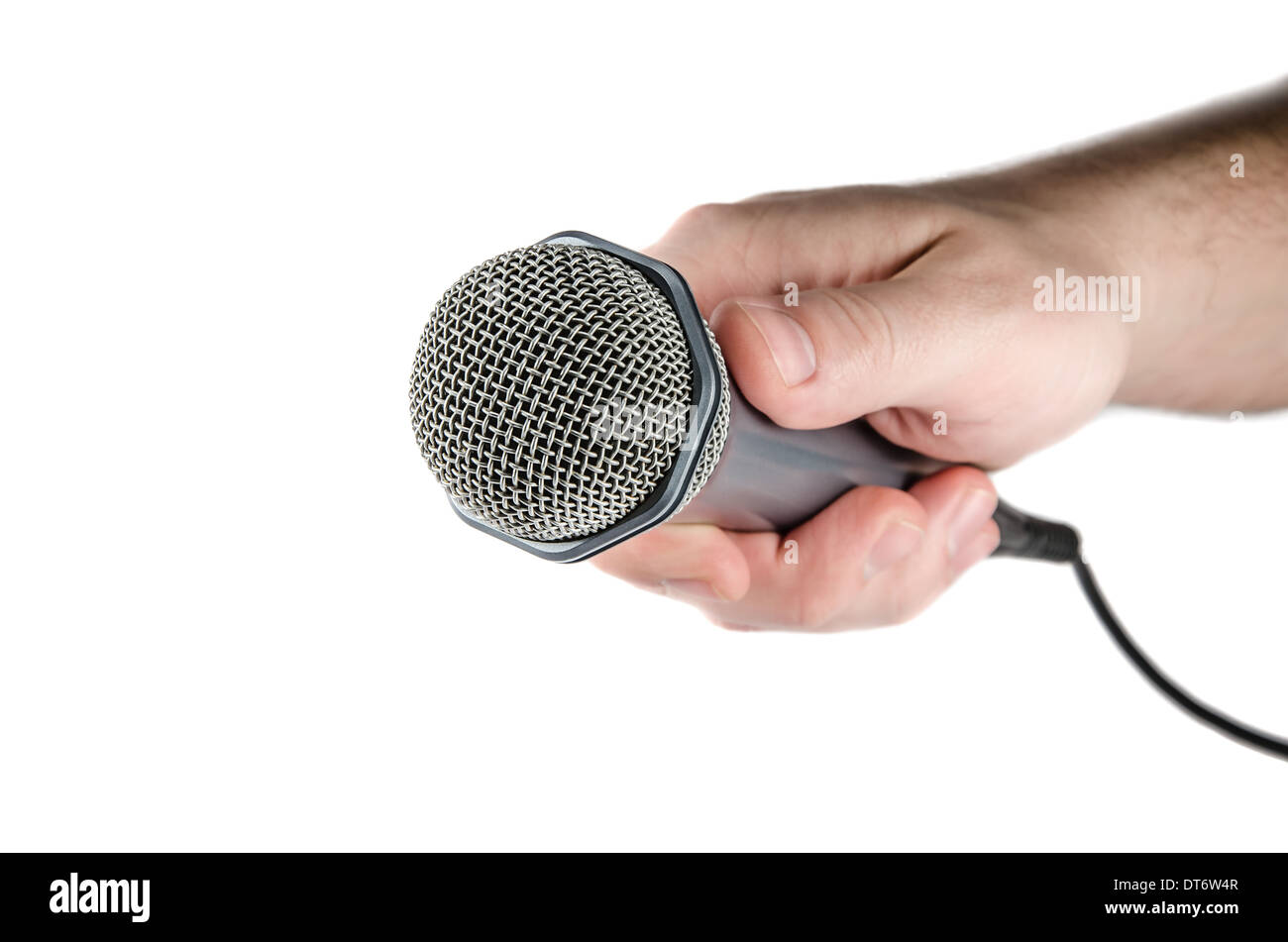 Maschio di mano che tiene il microfono su sfondo bianco. Foto Stock