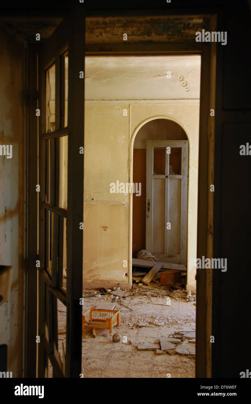 Porte e rotture di piastrelle per pavimento in abbandonato casa cariati interni. Foto Stock