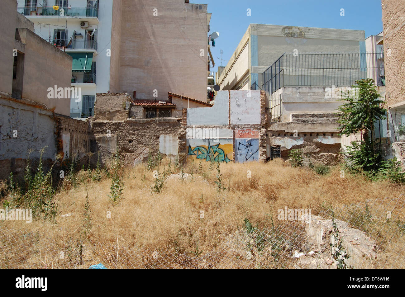 Svuotare lo spazio urbano dove apartment building block è stato demolito. Foto Stock