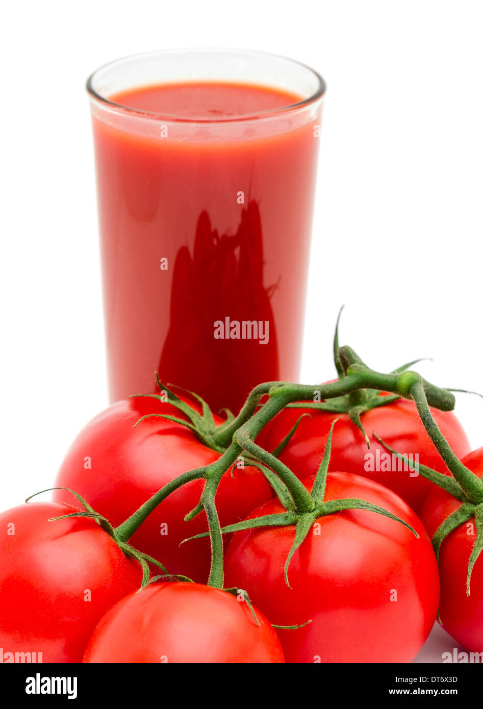 I succhi di pomodoro con grappolo di pomodori rossi isolato su sfondo bianco Foto Stock
