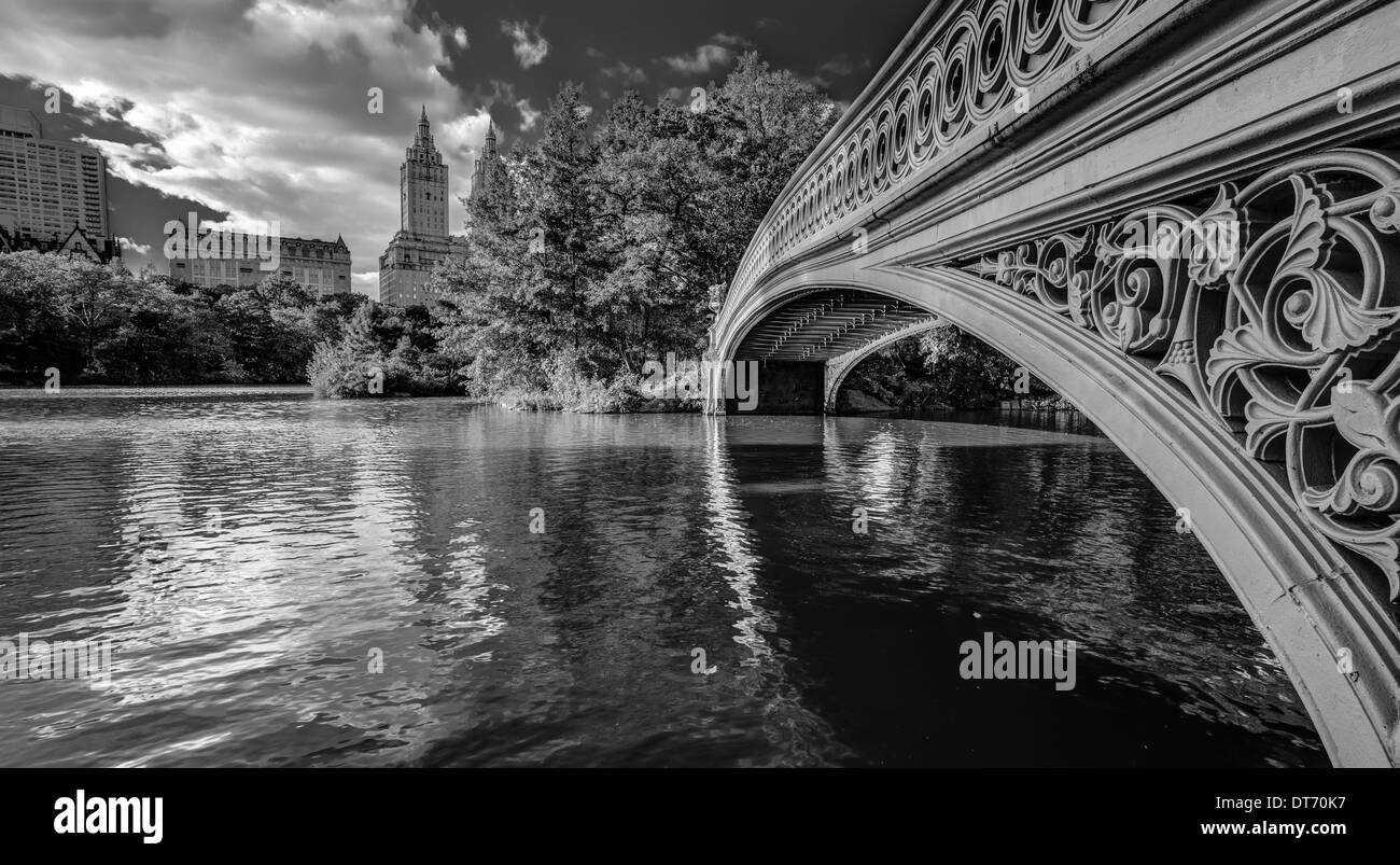 Il Central Park di New York City ponte di prua in autunno Foto Stock