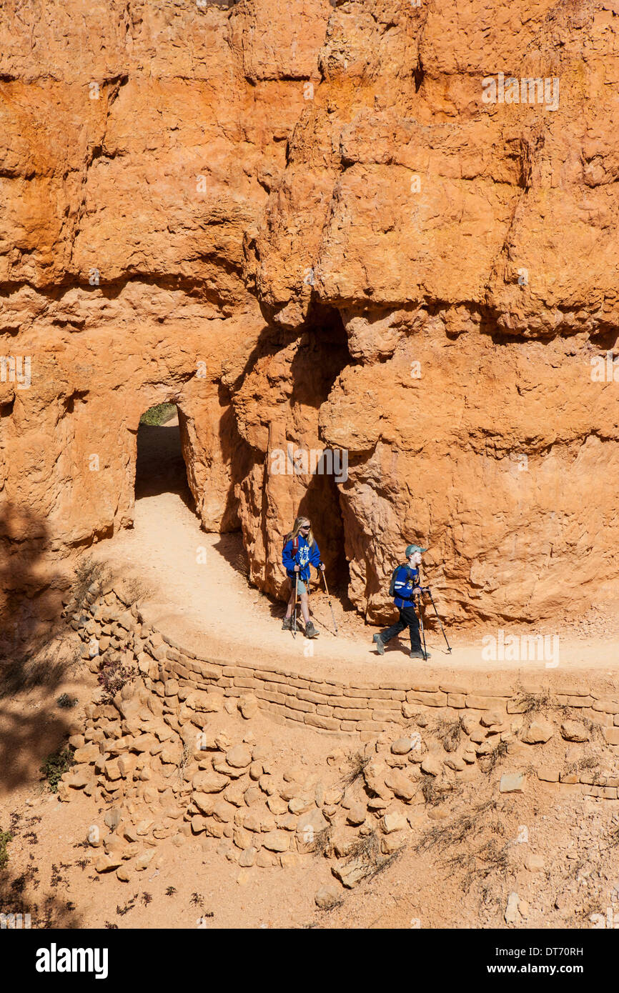 Gli escursionisti passano attraverso un tunnel lungo la Queens Garden Trail nel Parco Nazionale di Bryce Canyon, Utah. Foto Stock