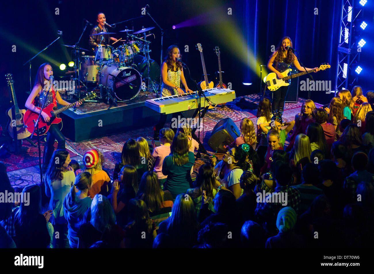 La Bandana rossa, una banda musicale di quattro ragazze; giocare per un video musicale, SteamPlant Event Center, Salida, Colorado. Foto Stock