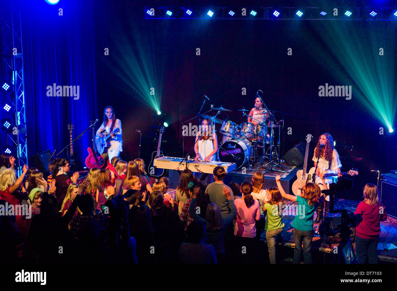 La Bandana rossa, una banda musicale di quattro ragazze; giocare per un video musicale, SteamPlant Event Center, Salida, Colorado. Foto Stock