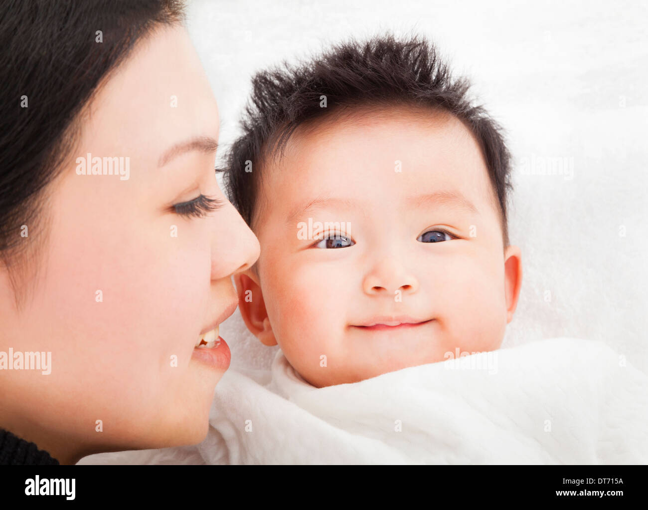 Felice madre e figlia o figlio di sorridere insieme a casa Foto Stock