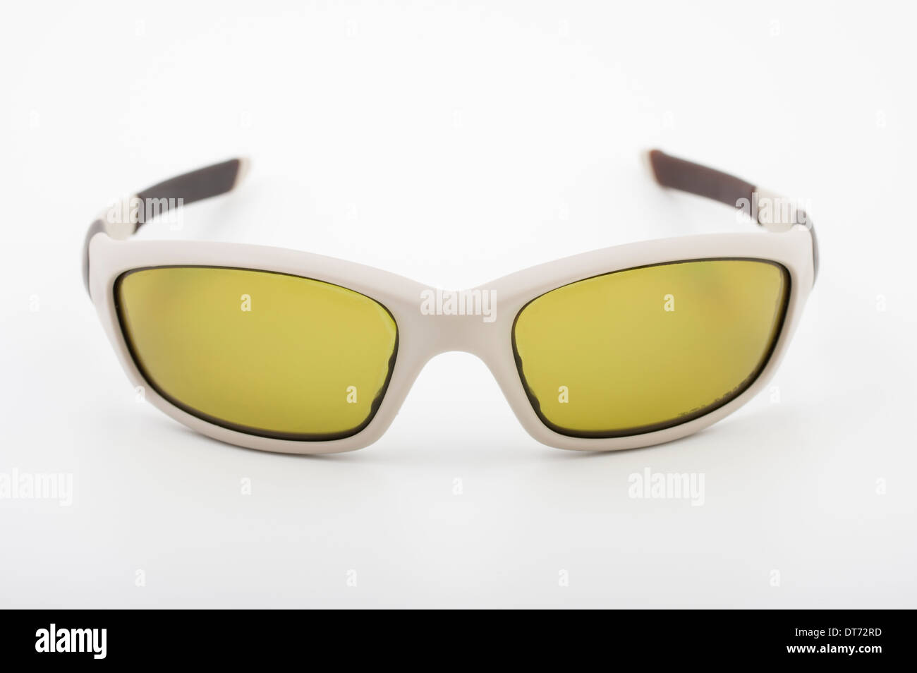 Oakley giacca diritta Occhiali da sole giallo con lenti polarizzate Foto Stock
