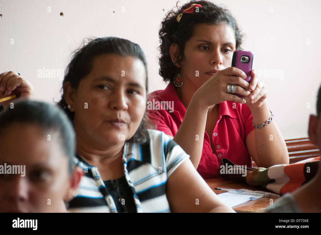 Costa Rican donna con telefono mobile Foto Stock
