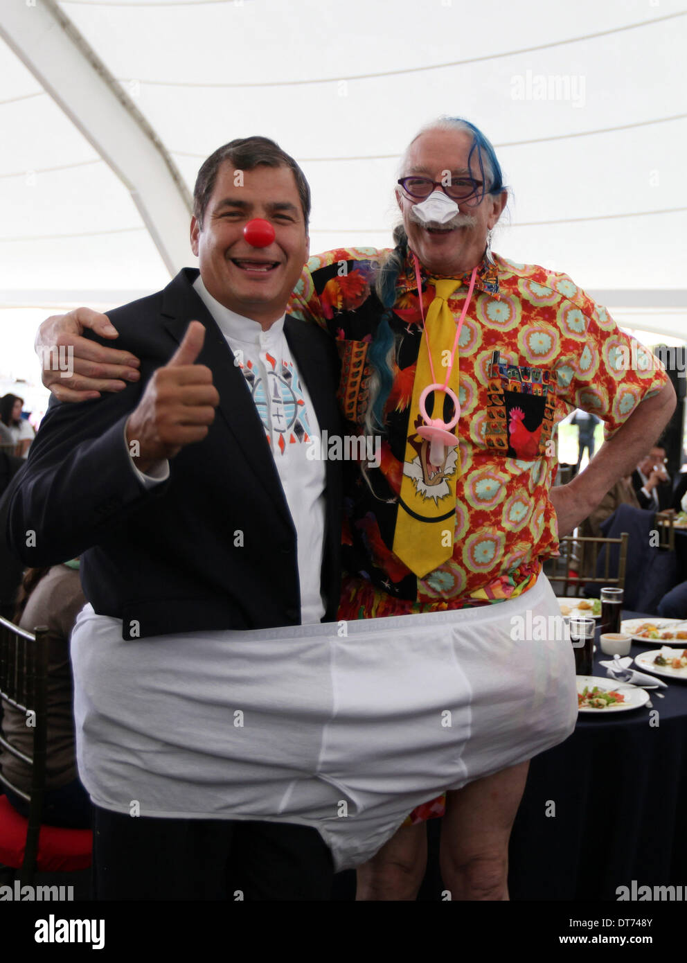 Quito, Ecuador. 10 Febbraio, 2014. Ecuador il presidente Rafael Correa (L) pone con medico statunitense Hunter Doherty 'patch' Adams durante un pranzo con le organizzazioni giovanili in Qmanda park a Quito, capitale dell'Ecuador, nel febbraio 10, 2014. Credito: Santiago Armas/Xinhua/Alamy Live News Foto Stock