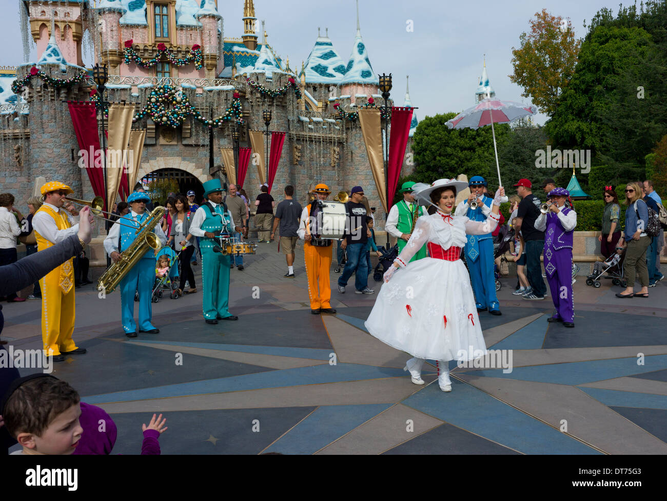 Mary Poppins esegue nella parte anteriore di Sleeping Beauty Castle Foto Stock