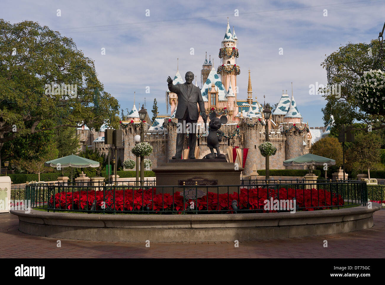 Walt Disney tenendo le mani con Mickey Mouse, i partner statua prima dell apertura del parco per il giorno. Foto Stock