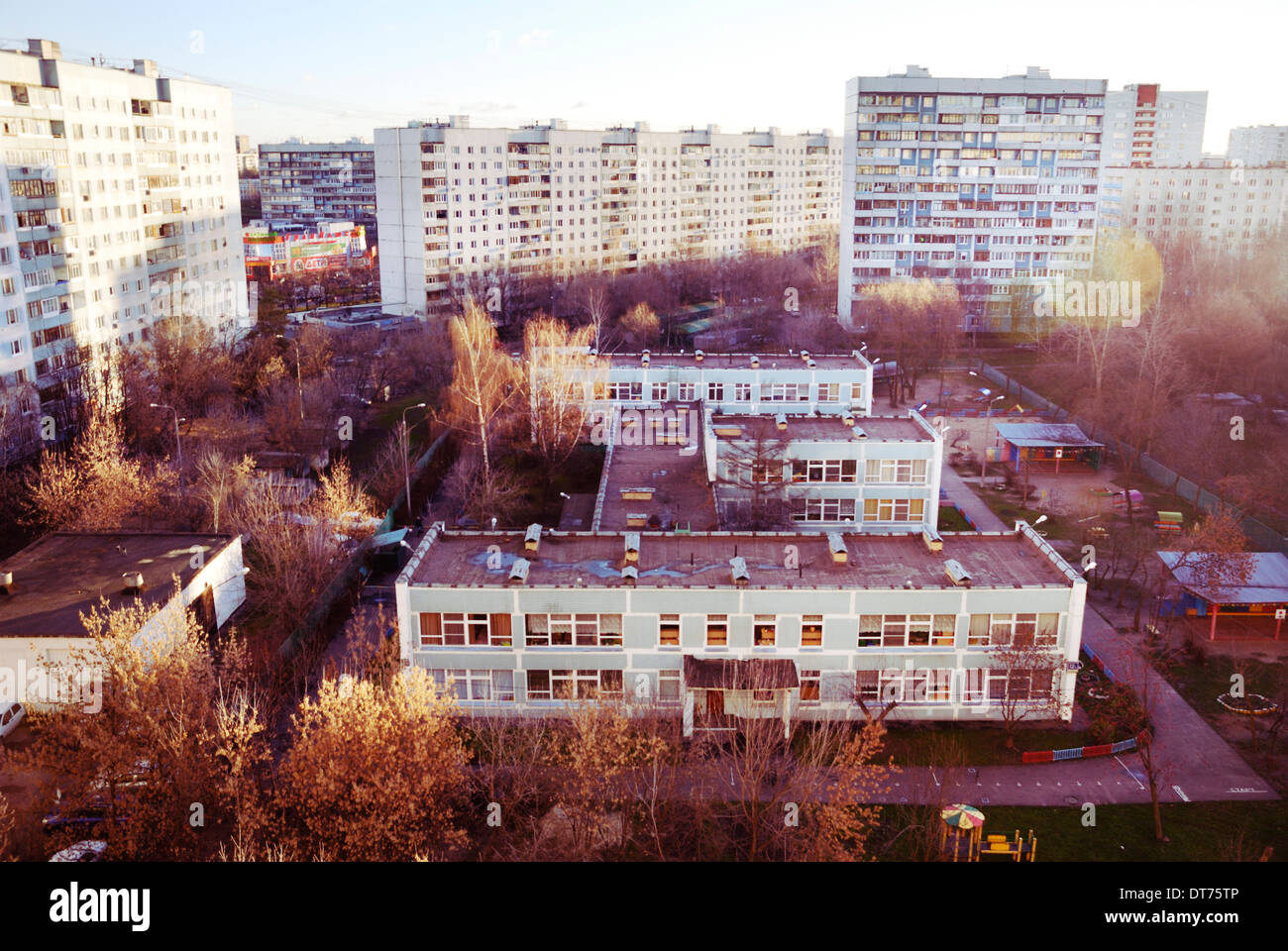 Scuola materna e di edifici residenziali, quartiere di Mosca, Russia. Foto Stock