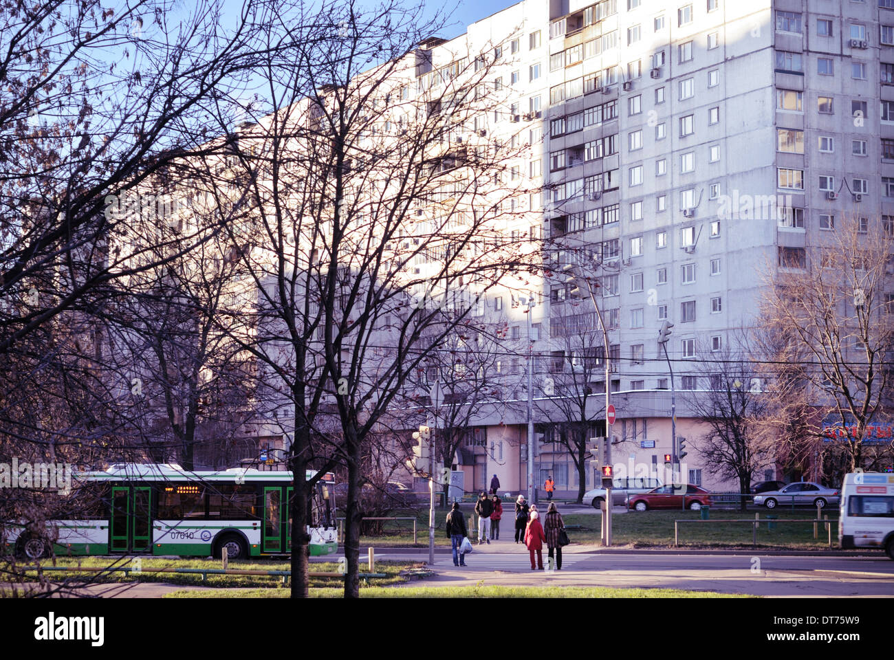 Strada con edifici residenziali, quartiere di Mosca, Russia. Foto Stock