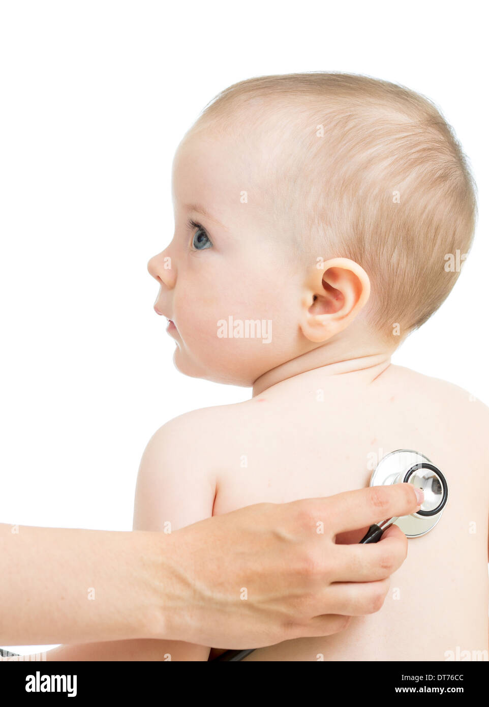 Medico Pediatrico esaminando kid ragazza con uno stetoscopio isolato su bianco Foto Stock