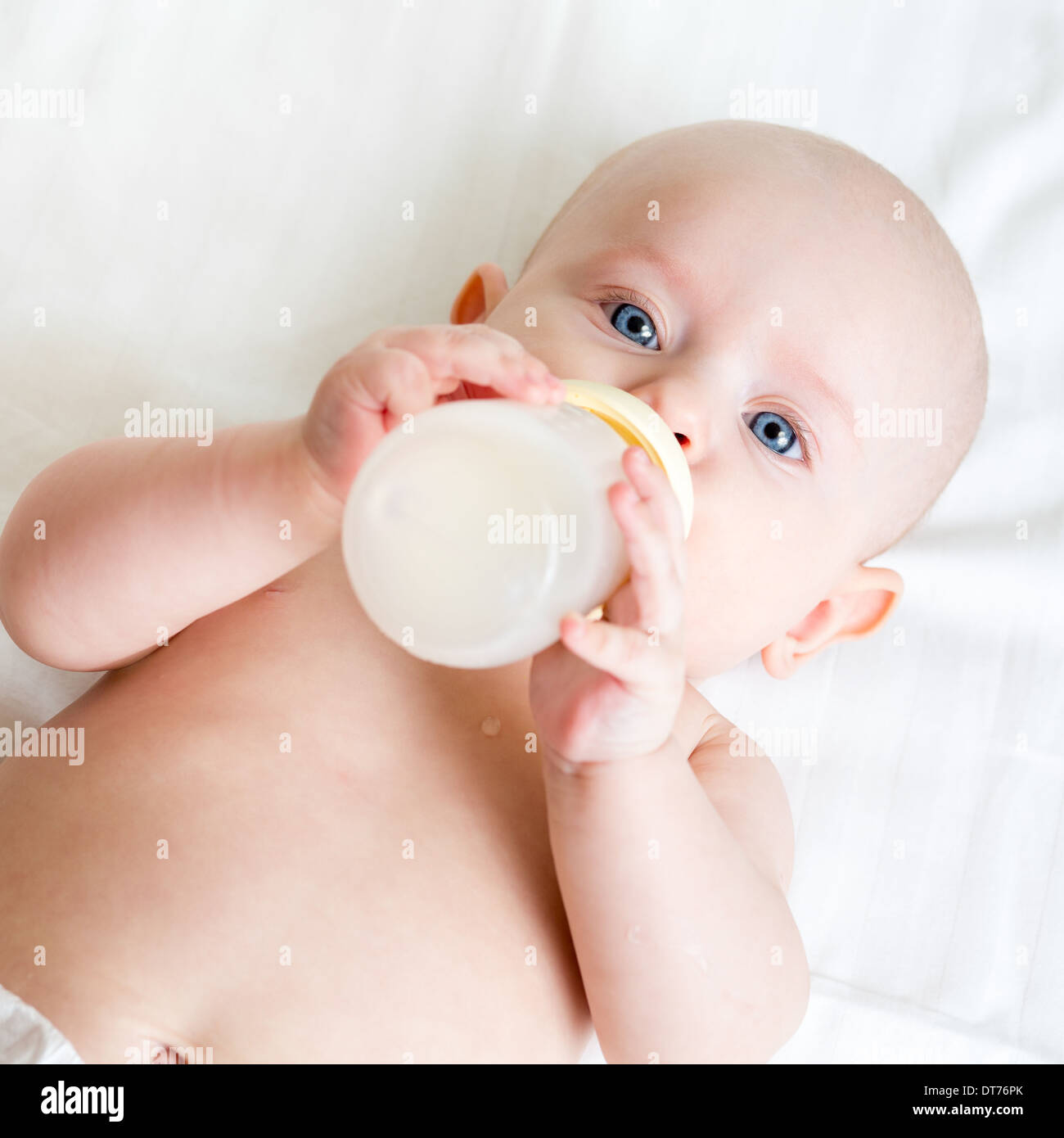 Graziosa bambina bere latte dalla bottiglia Foto Stock