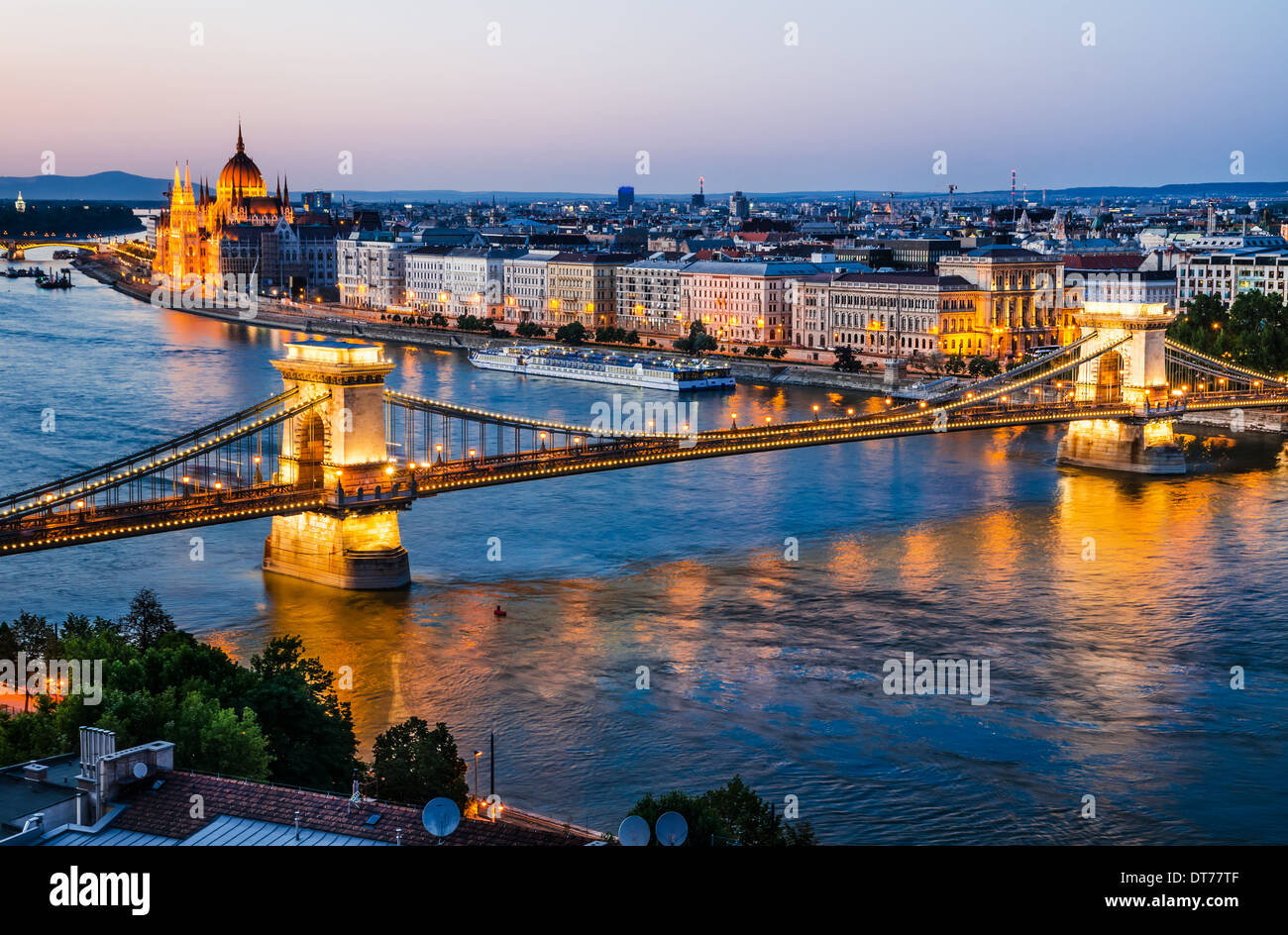 Szechenyi o Chain Bridge è un ponte sul fiume Danubio con Orszaghaz edificio del Parlamento, le luci della notte. Budapest, Ungheria. Foto Stock