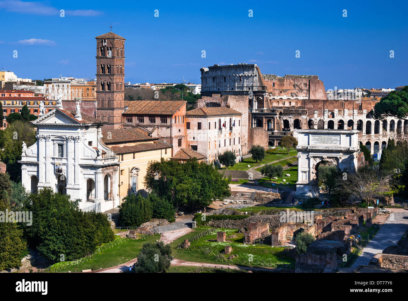 Roma, Italia. Immagine con rovine dell antico Foro Romano e il Colosseo (Colosseo), dall Impero Romano la civiltà. Foto Stock