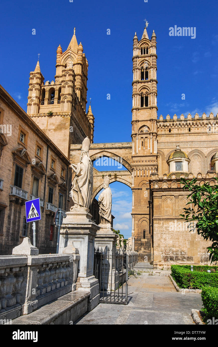 Palermo, Sicilia. La cattedrale è stata costruita in struttura normanna nel 1179. Il campanile medievale in architettura Gotica di stile. Foto Stock