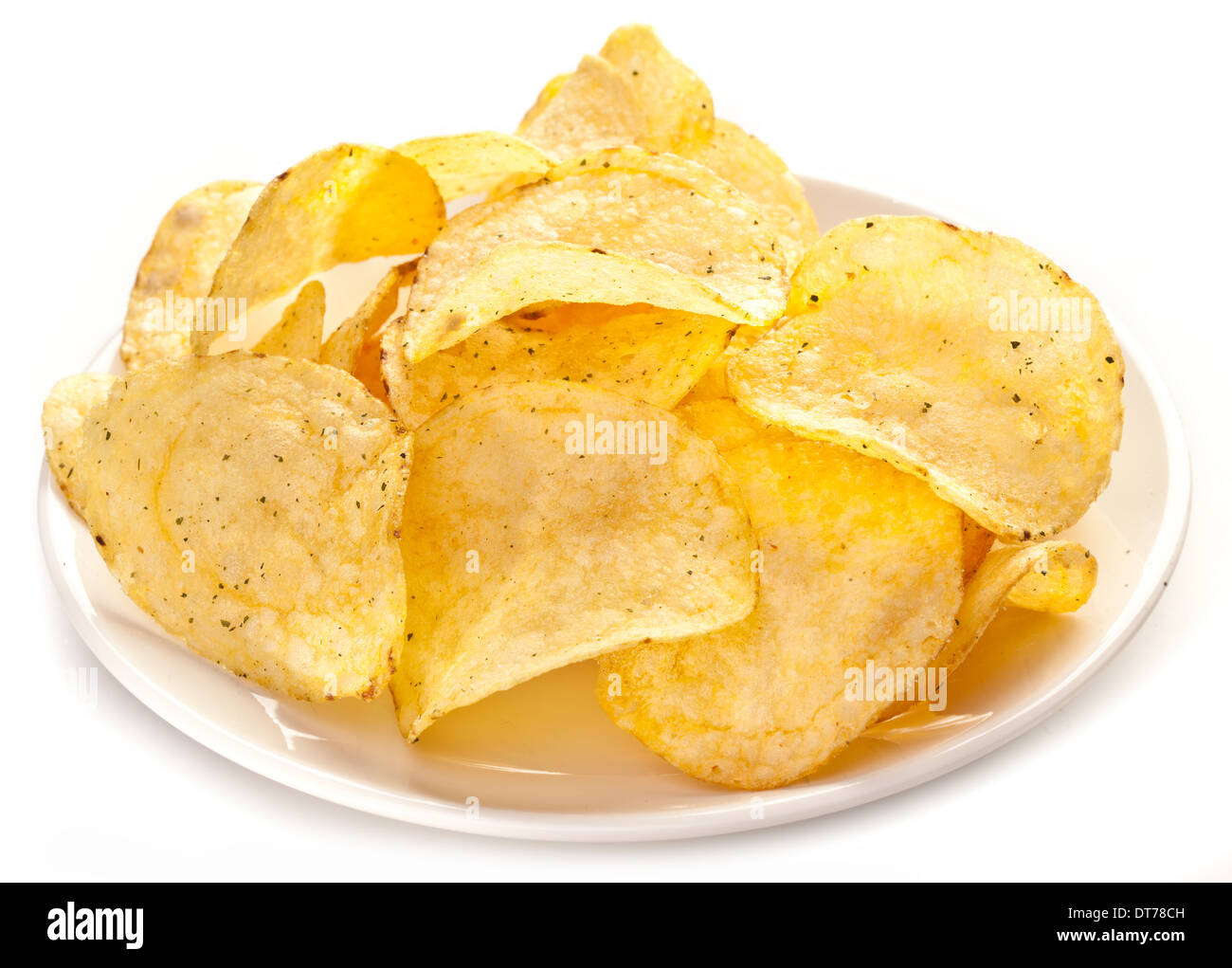 Potato Chips in una piastra su uno sfondo bianco. Foto Stock